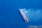 Kondisi KM. Santika Nusantara yang terbakar pada Kamis (22/9) ditemukan  terapung di posisi barat laut Pulau Bawean terlihat dari Pesawat CN 235, Jawa Timur. Senin (26/8/2019). Antara Jatim/Dinas Penerangan Koarmada II/ZK