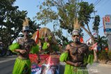 Peserta mengikuti pawai karnaval HUT kemerdekaan RI di Bakalanpule, Kecamatan Tikung, Kabupaten Lamongan, Jawa Timur, Minggu (25/8/2019). Karnaval HUT kemerdekaan RI ke-74 tersebut menampilkan keberagaman suku di Indonesia dalam kostum, untuk menjaga rasa nasionalisme serta sikap toleransi di tengah sikap intoleransi yang semakin banyak muncul. Antara Jatim/Syaiful Arif/zk.