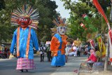 Peserta mengikuti pawai karnaval HUT kemerdekaan RI di Bakalanpule, Kecamatan Tikung, Kabupaten Lamongan, Jawa Timur, Minggu (25/8/2019). Karnaval HUT kemerdekaan RI ke-74 tersebut menampilkan keberagaman suku di Indonesia dalam kostum, untuk menjaga rasa nasionalisme serta sikap toleransi di tengah sikap intoleransi yang semakin banyak muncul. Antara Jatim/Syaiful Arif/zk.