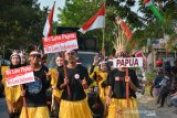 Peserta mengikuti pawai karnaval HUT kemerdekaan RI di Bakalanpule, Kecamatan Tikung, Kabupaten Lamongan, Jawa Timur, Minggu (25/8/2019). Karnaval HUT kemerdekaan RI ke-74 tersebut menampilkan keberagaman suku di Indonesia dalam kostum, untuk menjaga rasa nasionalisme serta sikap toleransi di tengah sikap intoleransi yang semakin banyak muncul. Antara Jatim/Syaiful Arif/zk.