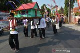 Peserta mengikuti pawai karnaval HUT kemerdekaan RI di Bakalanpule, Kecamatan Tikung, Kabupaten Lamongan, Jawa Timur, Minggu (25/8/2019). Karnaval HUT kemerdekaan RI ke-74 tersebut menampilkan keberagaman suku di Indonesia dalam kostum, untuk menjaga rasa nasionalisme serta sikap toleransi di tengah sikap intoleransi yang semakin banyak muncul. Antara Jatim/Syaiful Arif/zk.