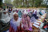 Ratusan pedagang melakukan doa bersama di depan gerbang Taman Wisata Alam (TWA) Gunung Tangkuban Parahu, Kabupaten Bandung Barat, Jawa Barat, Selasa (27/8/2019). Doa bersama tersebut dilakukan sebagai salah satu upaya meminta kepada Tuhan agar Gunung Tangkuban Parahu kembali normal. ANTARA JABAR/Raisan Al Farisi/agr