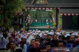 Ratusan pedagang melakukan doa bersama di depan gerbang Taman Wisata Alam (TWA) Gunung Tangkuban Parahu, Kabupaten Bandung Barat, Jawa Barat, Selasa (27/8/2019). Doa bersama tersebut dilakukan sebagai salah satu upaya meminta kepada Tuhan agar Gunung Tangkuban Parahu kembali normal. ANTARA JABAR/Raisan Al Farisi/agr