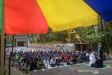 Ratusan pedagang melakukan doa bersama di depan gerbang Taman Wisata Alam (TWA) Gunung Tangkuban Parahu, Kabupaten Bandung Barat, Jawa Barat, Selasa (27/8/2019). Doa bersama tersebut dilakukan sebagai salah satu upaya meminta kepada Tuhan agar Gunung Tangkuban Parahu kembali normal. ANTARA JABAR/Raisan Al Farisi/agr