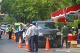 Petugas melakukan uji emisi pada kendaraan roda empat di jalan Anang Adenasi, Banjarmasin, Kalimantan Selatan, Selasa (27/8/2019).Dinas Lingkungan Hidup Banjarmasin berkerjasama dengan Dinas Perhubungan Banjarmasin, Satlantas Polresta Banjarmasin dan dealer mobil melakukan uji emisi terhadap kendaraan roda empat yang menggunakan bensin maupun solar.Foto Antaranews Kalsel/Bayu Pratama S.