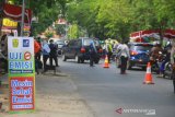 Petugas melakukan uji emisi pada kendaraan roda empat di jalan Anang Adenasi, Banjarmasin, Kalimantan Selatan, Selasa (27/8/2019).Dinas Lingkungan Hidup Banjarmasin berkerjasama dengan Dinas Perhubungan Banjarmasin, Satlantas Polresta Banjarmasin dan dealer mobil melakukan uji emisi terhadap kendaraan roda empat yang menggunakan bensin maupun solar.Foto Antaranews Kalsel/Bayu Pratama S.