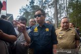 Menteri ESDM Ignasius Jonan menjawab pertanyaan wartawan saat melakukan kunjungan kerja di Pos Pengamatan Gunung Api Tangkuban Parahu, PVMBG, Kabupaten Bandung Barat, Jawa Barat, Selasa (27/8/2019). Dalam kunjungan kerjanya, Jonan menghimbau warga agar tidak mendekati Kawah Ratu Gunung Tangkuban Parahu dengan radius 1,5 kilometer karena aktivitas vulkanik masih terpantau tinggi. ANTARA JABAR/Raisan Al Farisi/agr