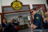 Menteri ESDM Ignasius Jonan melakukan kunjungan kerja di Pos Pengamatan Gunung Api Tangkuban Parahu, PVMBG, Kabupaten Bandung Barat, Jawa Barat, Selasa (27/8/2019). Dalam kunjungan kerjanya, Jonan menghimbau warga agar tidak mendekati Kawah Ratu Gunung Tangkuban Parahu dengan radius 1,5 kilometer karena aktivitas vulkanik masih terpantau tinggi. ANTARA JABAR/Raisan Al Farisi/agr