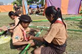 Peserta mengikuti lomba tantangan pramuka (scout challenge) di Lapangan Gulun, Kota Madiun, Jawa Timur, Selasa (27/8/2019). Lomba yang diikuti 36 regu terdiri 288 anggota Pramuka tingkat penggalang tersebut difasilitasi Gugus Depan (Gudep) Teritorial PT Industri Kereta Api (Inka) guna membentuk karakter anak. Antara Jatim/Siswowidodo/zk.