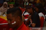 Mahasiswa asal Papua memanjatkan doa untuk kedamaian Indonesia di Pemkab Jombang, Jawa Timur, Senin (26/8/2019) malam. Doa bersama lintas agama bersama Forkopimda serta perkumpulan orang Papua, Ambon dan Nusa Tenggara (Pamanusa) tersebut untuk memupuk rasa persatuan dan kesatuan sesama anak bangsa suku di Indonesia serta menjaga kedamaian mapun keutuhan NKRI. Antara Jatim/Syaiful Arif/zk