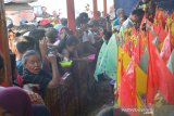 Warga antre pembagian paket sembako, buah maupun makan saat Sembahyang Rebutan di Tempat Ibadah Tri Dharma (TITD) Hong San Kiong Gudo, Jombang, Jawa Timur, Selasa (27/8/2019). Sembahyang Rebutan atau Festival Cioko merupakan tradisi bagi umat Tri Dharma yang dilaksanakan pada tanggal 15 bulan 7 penanggalan Imlek, itu menyambut turunnya arwah leluhur mereka untuk didoakan kembali. Antara Jatim/Syaiful Arif/zk.