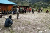 Yonzipur 8/SMG berbaur bersama masyarakat dengan bakar batu di Papua