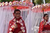 Peserta mengikuti Karnaval Kemerdekaan RI di Kota Madiun, Jawa Timur, Rabu (28/8/2019). Karnaval dalam rangka memperingati Hari Ulang Tahun ke-74 Proklamasi Kemerdekaan RI tersebut diikuti ribuan peserta dari instansi pemerintah, BUMN, BUMD, perusahaan swasta, perguruan tinggi, sekolah dan masyarakat umum. Antara Jatim/Siswowidodo/zk.