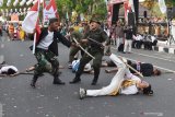 Peserta mengikuti Karnaval Kemerdekaan RI di Kota Madiun, Jawa Timur, Rabu (28/8/2019). Karnaval dalam rangka memperingati Hari Ulang Tahun ke-74 Proklamasi Kemerdekaan RI tersebut diikuti ribuan peserta dari instansi pemerintah, BUMN, BUMD, perusahaan swasta, perguruan tinggi, sekolah dan masyarakat umum. Antara Jatim/Siswowidodo/zk.