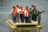 Menko Maritim Luhut Binsar Panjaitan (keempat kiri) menaiki perahu saat melakukan kunjungan kerja di Oxbow Bojongsoang, Kabupaten Bandung, Jawa Barat, Rabu (28/8/2019). Kunjungan kerja Menko Maritim di Kabupaten Bandung dilakukan dalam rangka memantau progres program Citarum Harum yang dicanangkan oleh Pemerintah Pusat. ANTARA JABAR/Raisan Al Farisi/agr