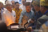 Wakil Presiden Jusuf Kalla (kedua kanan) bersama Gubernur Bali I Wayan Koster (kiri) melihat contoh motor listrik yang dipamerkan pada Ritech Expo 2019 pada puncak peringatan Hari Kebangkitan Teknologi Nasional (Hakteknas) ke-24 di Denpasar, Bali, Rabu (28/8/2019). Peringatan Hakteknas yang berlangsung 24-28 Agustus 2019 tersebut dipusatkan di Bali yang diisi dengan beragam kegiatan bidang sain dan teknologi untuk memunculkan inovasi dari daerah sekaligus meningkatkan daya saing daerah-daerah tersebut. Antaranews Bali/Nyoman Budhiana.