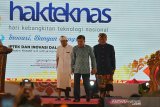 Wakil Presiden Jusuf Kalla (tengah) berjalan bersama Menteri Riset Teknologi dan Pendidikan Tinggi Mohamad Nasir (kanan) dan Gubernur Bali I Wayan Koster (kiri) pada puncak peringatan Hari Kebangkitan Teknologi Nasional (Hakteknas) ke-24 di Denpasar, Bali, Rabu (28/8/2019). Peringatan Hakteknas yang berlangsung 24-28 Agustus 2019 tersebut dipusatkan di Bali yang diisi dengan beragam kegiatan bidang sain dan teknologi untuk memunculkan inovasi dari daerah sekaligus meningkatkan daya saing daerah-daerah tersebut. Antaranews Bali/Nyoman Budhiana.