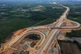 Foto aerial proyek pembangunan jalan Tol Balikpapan-Samarinda yang melintasi wilayah Samboja di Kutai Kartanegara, Kalimantan Timur, Rabu (28/8/2019). Gerbang tol di Samboja akan menjadi salah satu akses masuk ibu kota negara baru dari arah Samarinda dan Balikpapan. ANTARA FOTO/Akbar Nugroho Gumay/nym.