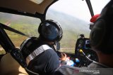 Petugas Badan Nasional Penanggulangan Bencana (BNPB) melakukan patroli udara Kebakaran hutan dan lahan (Karhutla) di sejumlah kabupaten di Kalimantan Selatan, Kamis (29/8/2019).Berdasarkan data Badan Penanggulangan Bencana Daerah (BPBD) Provinsi Kalsel kebakaran hutan dan lahan dari bulan Januari hingga Agustus 2019 luasnya lebih dari 1.832 hektare dan kini masih terus meluas.Foto Antaranews Kalsel/Bayu Pratama S.