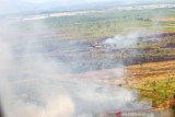 Helikopter milik Badan Nasional Penanggulangan Bencana (BNPB) melakukan water bombing pada kebakaran lahan gambut di Banjarbaru, Kalimantan Selatan, Kamis (29/8/2019).Berdasarkan data Badan Penanggulangan Bencana Daerah (BPBD) Provinsi Kalsel kebakaran hutan dan lahan dari bulan Januari hingga Agustus 2019 luasnya lebih dari 1.832 hektare dan kini masih terus meluas.Foto Antaranews Kalsel/Bayu Pratama S.