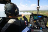 Petugas Badan Nasional Penanggulangan Bencana (BNPB) melakukan patroli udara Kebakaran hutan dan lahan (Karhutla) di sejumlah kabupaten di Kalimantan Selatan, Kamis (29/8/2019).Berdasarkan data Badan Penanggulangan Bencana Daerah (BPBD) Provinsi Kalsel kebakaran hutan dan lahan dari bulan Januari hingga Agustus 2019 luasnya lebih dari 1.832 hektare dan kini masih terus meluas.Foto Antaranews Kalsel/Bayu Pratama S.