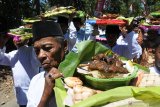 Sejumlah warga mengarak tumpeng  dalam tradisi selamatan atau Ajheru' Aghung di Desa Kayumas, Arjasa, Situbondo, Jawa Timur, Kamis (29/8/2019). Tradisi tersebut digelar sebagai rasa syukur, panen melimpah dan terhindar bencana di desa setempat. 
Antara Jatim/Seno/zk.