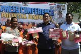 Polisi menunjukkan barang bukti dan tersangka kasus narkoba saat rilis di Polresta Denpasar, Bali, Jumat (30/8/2019). Polresta Denpasar bersama Satgas Counter Transnational and Organized Crime (CTOC) Polda Bali berhasil menangkap 32 orang bandar, kurir dan pengguna narkotika termasuk seorang warga negara Jerman berinisial DL dari 29 kasus selama bulan Agustus 2019 dengan total barang bukti 170,53 gram sabu, 11 butir ekstasi dan 38,10 gram ganja. ANTARA FOTO/Fikri Yusuf/nym.