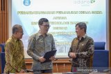 Direktur Utama Adaro Water Wito Krisnahadi (tengah) berbincang bersama Direktur PT Adaro Tirta Mandiri (Adaro Water) Ahmad Rosyid (kiri) dan Wakil Rektor Bidang Riset, Inovasi & Kemitraan ITB Bambang Riyanto Trilaksono (kanan) setelah melakukan penandatanganan kerjasama pengembangan Smart Water Meter di Insitut Teknologi Bandung (ITB), Jawa Barat, Jumat (30/8/2019). PT Adaro Tirta Mandiri bekerjasama dengan LPIK ITB untuk mengembangkan Smart Water Meter atau alat pencatat air digital dengan tujuan untuk mengurangi tingkat kebocoran dari distribusi air, serta mengurangi tingkat kesalahan dalam pencatatan meter air. ANTARA FOTO/Raisan Al Farisi/agr