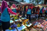 Sejumlah peserta mengikuti lomba mewarnai tingkat Taman Kanak-kanak (TK) dengan tema 