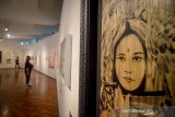 Pengunjung mengamati salah satu karya seni rupa dalam pameran bertajuk Contemporary Drawing Expanded dalam rangkaian pameran Bekraf Creative Labs di Galeri Soemardja ITB Bandung, Jawa Barat, Kamis (29/8/2019). Pameran tersebut merupakan hasil Kerjasama Bekraf Deputi 1 dengan LPPM-ITB dalam mendata, meriset & mencari pengembangan ekonomi kreatif dalam subsektor seni rupa. ANTARA JABAR/Raisan Al Farisi/agr