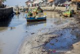 Sejumlah kapal nelayan berada di sekitar tumpahan minyak mentah di Desa Cemarajaya, Cibuaya, Karawang, Jawa Barat, Jumat (30/8/2019). Badan Meteorologi, Klimatologi dan Geofisika (BMKG) mengatakan dapat membantu Pertamina untuk memetakan sebaran tumpahan minyak mentah di perairan laut utara Karawang berdasarkan penjalaran gelombang laut. ANTARA FOTO/M Ibnu Chazar/agr