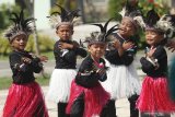 Sejumlah anak tingkat TK membawakan tari Sajojo khas Papua saat kegiatan Pentas Bhinneka Tunggal Ika di taman Kresek, Kota Kediri, Jawa Timur, Kamis (29/8/2019). Kegiatan yang diikuti sejumlah sekolah TK tersebut bertujuan memperkenalkan budaya nusantara sekaligus menumbuh kembangkan rasa nasionalisme sejak dini demi keutuhan NKRI. Antara Jatim/Prasetia Fauzani/zk.