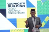 Gubernur Jawa Barat Ridwan Kamil memberikan pemaparan dalam acara penyesuaian kurikulum SMK dengan dunia Industri dengan tema SMK Bisa di Aula Barat Gedung Sate, Bandung, Jawa Barat, Kamis (29/8/2019). Kegiatan yang diikuti oleh 350 Guru SMK se jawa barat tersebut ditujukan untuk menyesuaikan kurikulum SMK dengan kebutuhan SDM dunia Industri. ANTARA JABAR/Raisan Al Farisi/agr