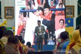 Gubernur Jawa Barat Ridwan Kamil memberikan pemaparan dalam acara penyesuaian kurikulum SMK dengan dunia Industri dengan tema SMK Bisa di Aula Barat Gedung Sate, Bandung, Jawa Barat, Kamis (29/8/2019). Kegiatan yang diikuti oleh 350 Guru SMK se jawa barat tersebut ditujukan untuk menyesuaikan kurikulum SMK dengan kebutuhan SDM dunia Industri. ANTARA JABAR/Raisan Al Farisi/agr