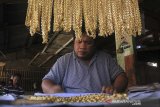 Perajin menyelesaikan pembuatan kerajinan perhiasan tembaga di Indramayu, Jawa Barat, Jumat (30/8/2019). Kerajinan perhiasan berbahan tembaga yang dilapisi emas tersebut kian diminati pasar dengan harga Rp20ribu per gram hingga Rp70 ribu per gram tergantung motif. ANTARA FOTO/Dedhez Anggara/agr