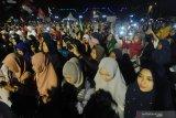 Umat Islam berdoa dan melantunkan  sholawat bersama saat Festival Muharam di halaman  pendopo Ronggo Sukowati, Pamekasan, Jawa Timur, Sabtu (31/8/2019). Kegiatan yang dihadiri ribuan warga tersebut guna menyambut tahun baru Islam 1441 H. Antara Jatim/Saiful Bahri/zk.