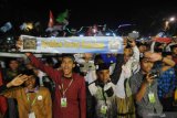 Umat Islam berdoa dan melantunkan  sholawat bersama saat Festival Muharam di halaman  pendopo Ronggo Sukowati, Pamekasan, Jawa Timur, Sabtu (31/8/2019). Kegiatan yang dihadiri ribuan warga tersebut guna menyambut tahun baru Islam 1441 H. Antara Jatim/Saiful Bahri/zk.