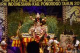 Grup seni reog DKI Jakarta tampil di panggung saat mengikuti Festival Nasional Reog Ponorogo 2019 di Alun-alun Ponorogo, Jawa Timur, Jumat (30/8/2019) malam. Festival Nasional  Reog Ponorogo 2019 diikuti 37 grup Reog Ponorogo dari berbagai daerah di Indonesia. Antara Jatim/Siswowidodo/zk.