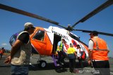 Kepala BPBD Provinsi Kalsel Wahyuddin (kiri) meninjau helikopter kiriman BNPB di Bandara Syamsudin Noor, Banjarbaru, Kalimantan Selatan, Sabtu (31/8/2019).Badan Penanggulangan Bencana Daerah (BPBD) Provinsi Kalsel menambah dua helikopter menjadi lima helikopter untuk melakukan 