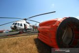 Operator helikopter menyiapkan peralatan pemadam kebakaran hutan dan lahan dari udara (Water Bombing) di Bandara Syamsudin Noor, Banjarbaru, Kalimantan Selatan, Sabtu (31/8/2019).Badan Penanggulangan Bencana Daerah (BPBD) Provinsi Kalsel menambah dua helikopter menjadi lima helikopter untuk melakukan 