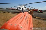 Operator helikopter menyiapkan peralatan pemadam kebakaran hutan dan lahan dari udara (Water Bombing) di Bandara Syamsudin Noor, Banjarbaru, Kalimantan Selatan, Sabtu (31/8/2019).Badan Penanggulangan Bencana Daerah (BPBD) Provinsi Kalsel menambah dua helikopter menjadi lima helikopter untuk melakukan 
