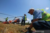 Operator helikopter menyiapkan peralatan pemadam kebakaran hutan dan lahan dari udara (Water Bombing) di Bandara Syamsudin Noor, Banjarbaru, Kalimantan Selatan, Sabtu (31/8/2019).Badan Penanggulangan Bencana Daerah (BPBD) Provinsi Kalsel menambah dua helikopter menjadi lima helikopter untuk melakukan 