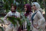 Model mengenakan busana rancangan desainer Lia Afif saat sesi foto di kawasan kebun raya Purwodadi, Pasuruan, Jawa Timur, Sabtu (31/8/2019). Lia Afif fashion designer menghadirkan 12 desain busana muslim dengan rangkaian busana Batik Tulis Kutai Timur nan Eksotik yang bertema 