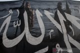 Massa yang tergabung dalam Forum Silaturahmi Muslim Bandung membawa bendera kalimat tauhid saat melakukan aksi unjuk rasa di depan Gedung Sate, Bandung, Jawa Barat, Minggu (1/9/2019). Aksi tersebut menuntut pemerintah Indonesia untuk segera menghilangkan keberadaan paham komunisme, sistem liberal dan kapitalis serta terus memperkuat ukhuwah islam di Indonesia dengan peringatan tahun baru islam 1441 Hijriah sebagai momentum perubahan. ANTARA FOTO/Novrian Arbi/agr
