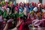 Warga menari bersama tarian tradisional Ketuk Tilu pada acara Bandung Ketuktiluan di Halaman Gedung Sate, Bandung, Jawa Barat, Minggu (1/9/2019). Ratusan warga dari sejumlah komunitas perempuan membawakan tarian tradisional yang dianggap cikal dari Jaipongan tersebut sebagai upaya melestarikan budaya lokal dan merawat keberagaman yang ada di Jawa Barat. ANTARA FOTO/Novrian Arbi/agr