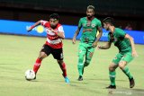 Pesepak bola Madura United (MU) Alfath Fathir (kiri) berusaha melewati pesepak bola Kalteng Patrich Wanggai (tengah) dan Kevin Gomes (kiri) dalam laga Shopee Liga 1 di Stadion Gelora Madura Ratu Pamelingan (SGMRP) Pamekasan, Jawa Timur, Minggu (1/9/2019). Antara Jatim/Saiful Bahri/zk.