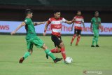 Pesepak bola Madura United (MU) Alfath Fathir (ke dua kiri) berusaha melewati pesepak bola Kevin Gomes (kiri) dalam laga Shopee Liga 1 di Stadion Gelora Madura Ratu Pamelingan (SGMRP) Pamekasan, Jawa Timur, Minggu (1/9/2019). Antara Jatim/Saiful Bahri/zk.