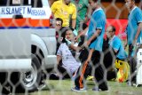 Penjaga gawang Kalteng Putra Dimas Galih Pratama (kiri) mendapat perawatan usai bertabrakan dengan rekan se timnya saat melawan Madura United (MU) dalam laga Shopee Liga 1 di Stadion Gelora Madura Ratu Pamelingan (SGMRP) Pamekasan, Jawa Timur, Minggu (1/9/2019). Antara Jatim/Saiful Bahri/zk.