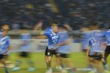 Pemain baru Persib Bandung Kevin Van Kippersluis menjalani sesi pemanasan sebelum laga lanjutan liga I melawan PSS Sleman di Stadion Si Jalak Harupat, Kabupaten Bandung, Jawa Barat, Jumat (30/8/2019). Pada bursa transfer paruh musim liga I, Persib Bandung mendatangkan tiga pemain asing yang berasal dari Belanda dan Filipina. ANTARA FOTO/Raisan Al Farisi/agr