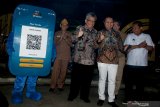 Direktur Utama bank bjb Yuddy Renaldi (keempat kanan) bersama Direktur IT, Treasury dan International Banking bank bjb Rio Lanasier (ketiga kanan) dan Direktur Operasional bank bjb Tedi Setiawan (kedua kanan) serta Wakil Wali Kota Bandung Yana Mulyana (kanan) berpose bersama usai melakukan soft launching fitur QR Payment (transfer on us) di Acara Festival Djoeang 2019 bank bjb di Braga, Bandung, Jawa Barat, Sabtu (31/8/2019) malam. Fitur baru QR Payment (transfer on us) pada layanan e-channel bjb Digi tersebut untuk menyuguhkan digitalisasi jasa layanan keuangan guna memudahkan nasabah bank bjb untuk bertransaksi perbankan setiap saat dan diharapkan berdampak pada peningkatan volume bisnis bank bjb..ANTARA FOTO/Novrian Arbi/agr